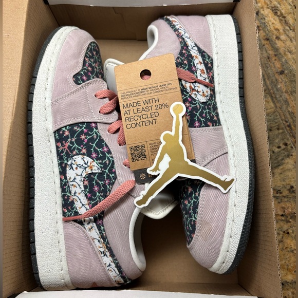 Nike Shoes - Nike air jordan 1 low SE 7y/7m/8.5w